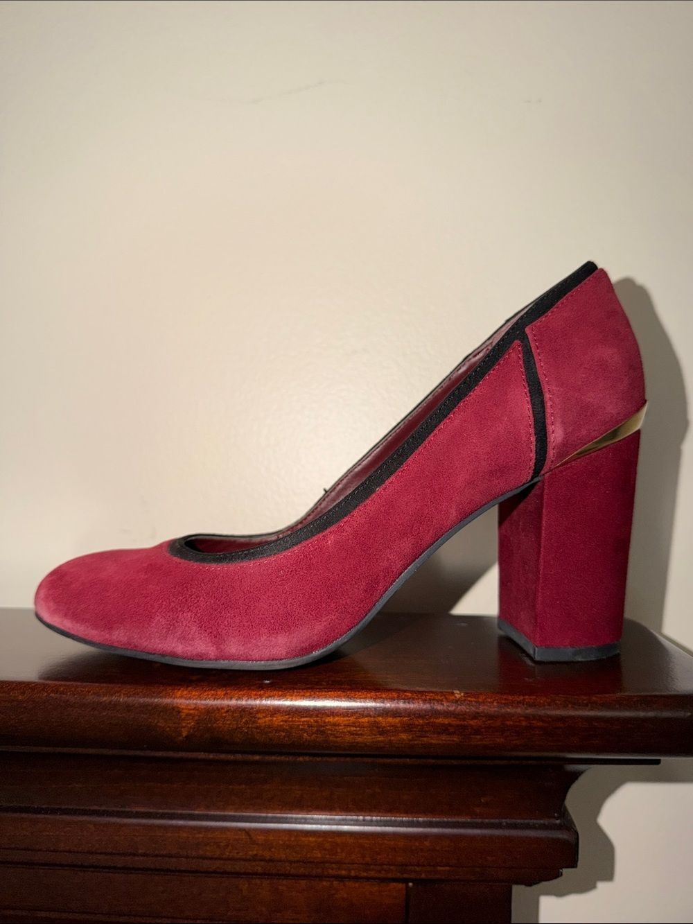 Tommy Hilfiger 7.5 maroon suede pumps block heel gold tone black accent